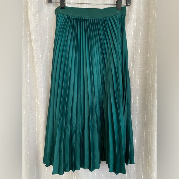 H&M emerald 2025 green
pleated skirt size 8 - Picture 3 of 5